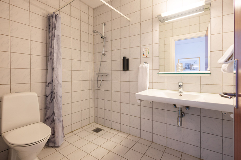 Bathroom 5, Milling Hotel Ansgar, Odense