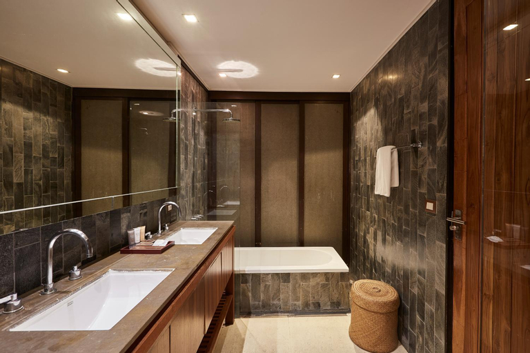 Bathroom 10