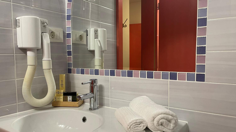 Bathroom 18