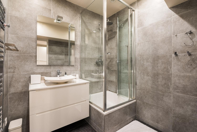 Bathroom 2, Spacious apartment-2BD/4P-Boulevard Saint-Germain, Paris