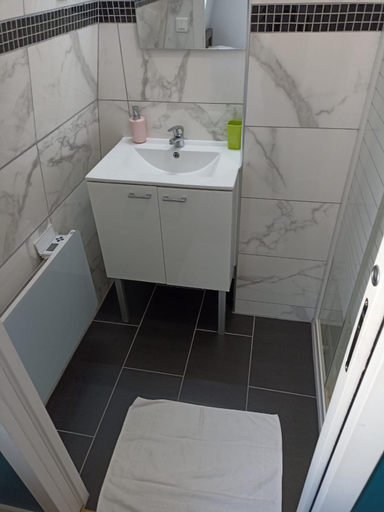 Bathroom 2, WIFI- STADE DE FRANCE- BASILIQUE CATHEDRALE MONSEJOURASAINTDENIS, Seine-Saint-Denis