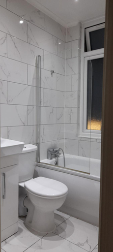 Bathroom 3, Comfy Fenia Stay, London