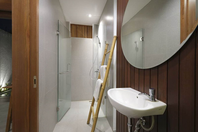 Bathroom 12