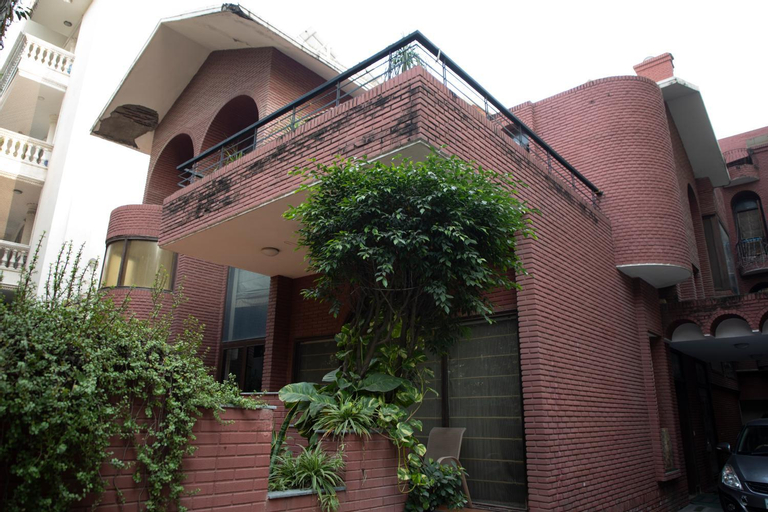 RED BRICK HOME BY EARTHAA ESCAPES, West