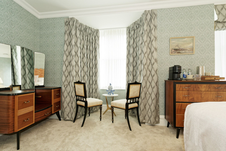 Others 5, Old Town House by Ezestays, Kent