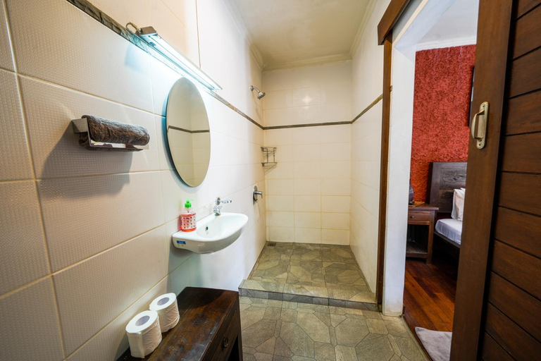 Bathroom 2, Villa SANKET - KUTA - 6 bedrooms - 6 bathrooms - Great Location, Badung