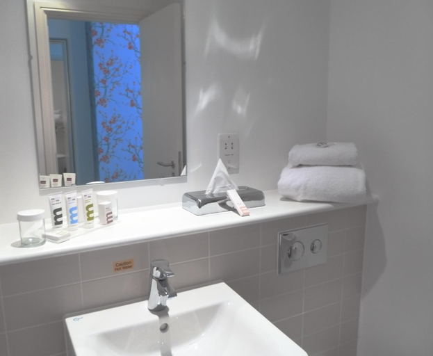 Bathroom 5, Mercure Darlington Kings Hotel, Darlington