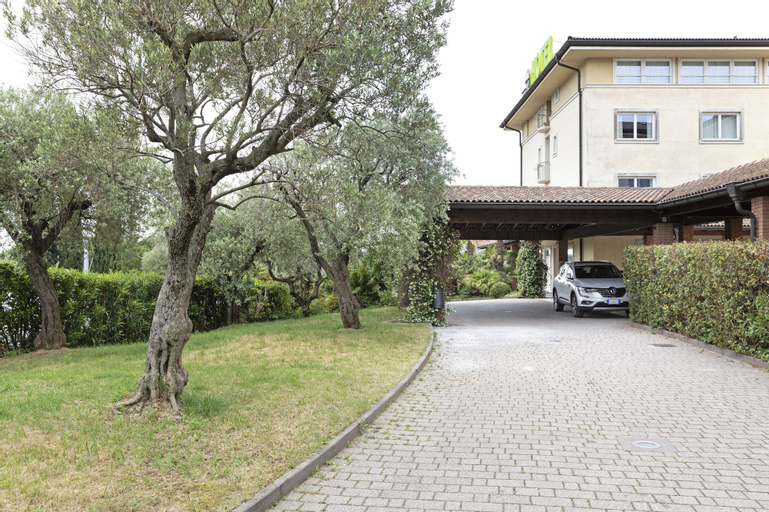 Exterior & Views 22