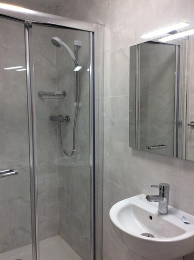 Bathroom 2, The Gardens guest accommodation