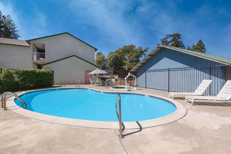 Sport & Beauty 2, Creekside Inn & Suites, Mendocino