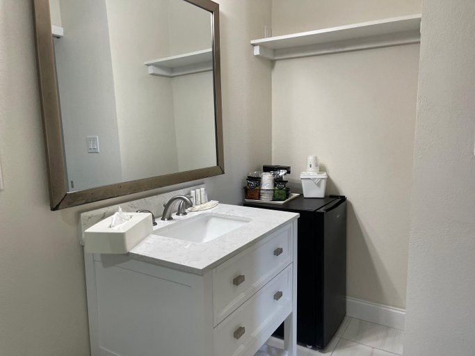 Others 2, Remodeled, Huge Pool, Tiki Bar & Grill, Quiet Room, Manatee