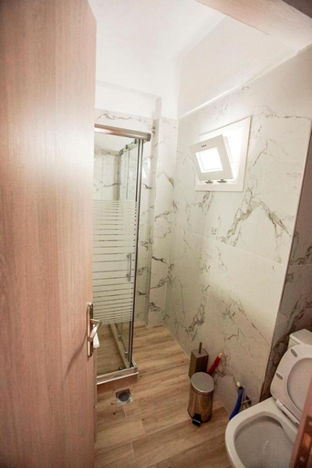 Bathroom 2, MG apartments, East Macedonia and Thrace