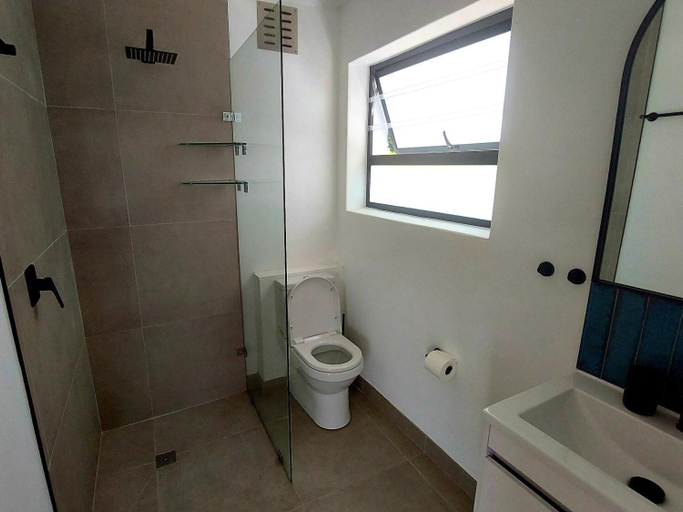 Bathroom 3, De View, Eden