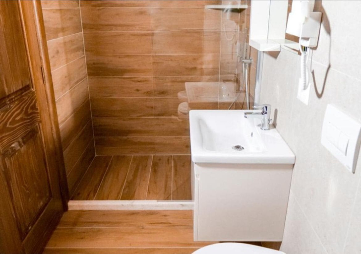 Bathroom 3, Bujtina Kapllani, Beratit