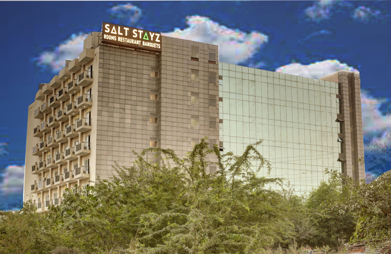 Exterior & Views