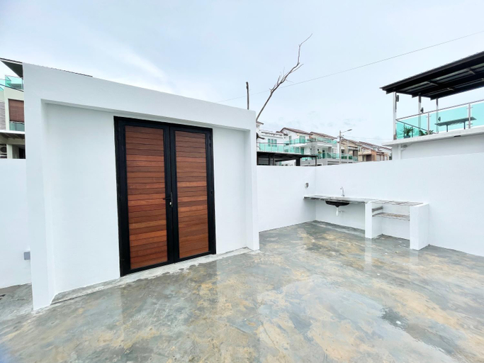Exterior & Views