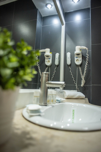 Bathroom 5, Hotel Carpathia, Sinaia
