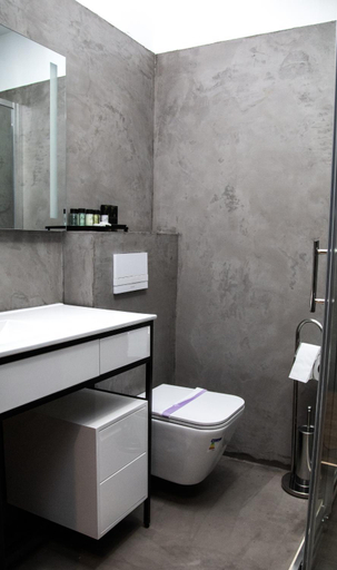 Bathroom 3, Triss Hotel, Tiranës