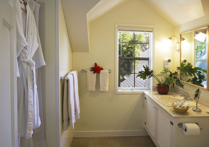 Bathroom 4, SCP Mendocino Coast Lodge, Mendocino