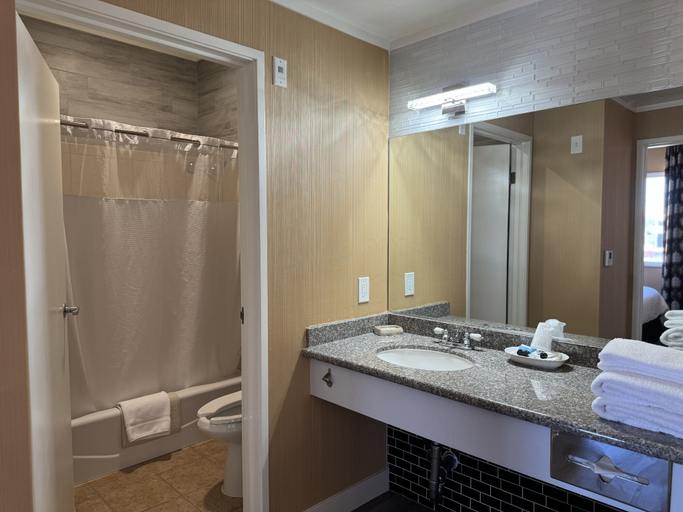 Bathroom 5, Garden Suite Hotel, Los Angeles