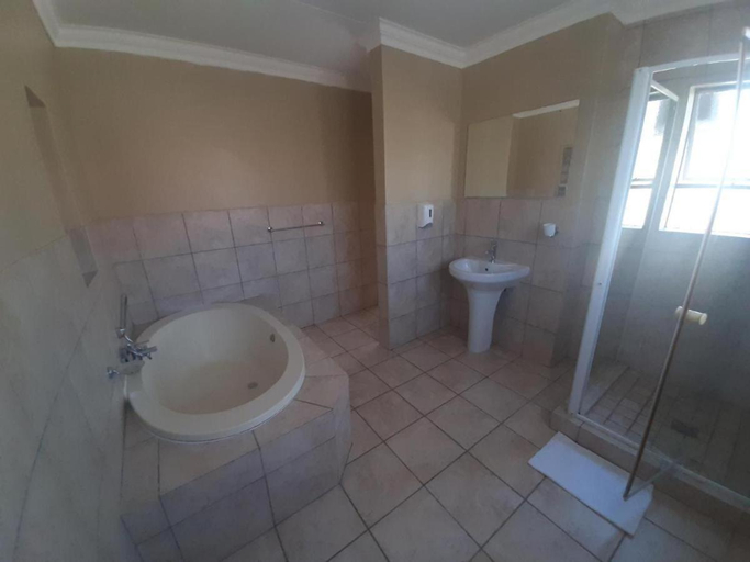 Bathroom 2, Legae La Tshepo Bed and Breakfast, Bojanala