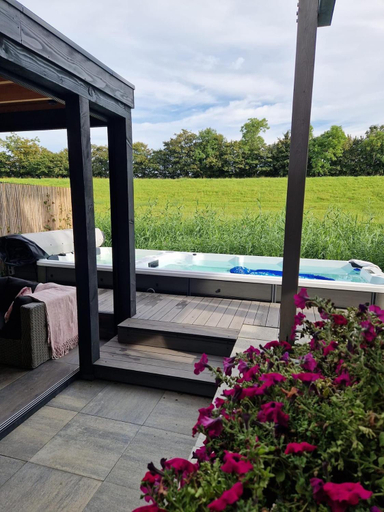 Sport & Beauty 2, B&B Veluwemeer, jacuzzi, swim spa, sauna, steam bath and sandy beach, Dronten