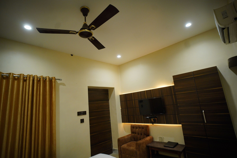 Others 3, Hotel New Grand, Deoghar