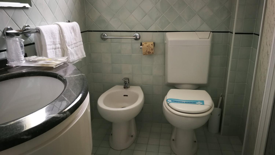 Bathroom 5, Park Hotel Serena, Rimini