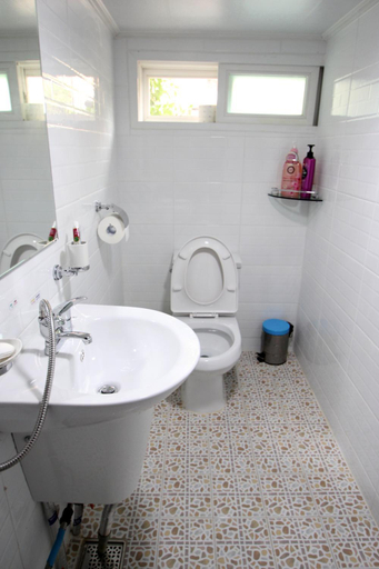 Bathroom 5, Jeong House Hongdae, Seodaemun