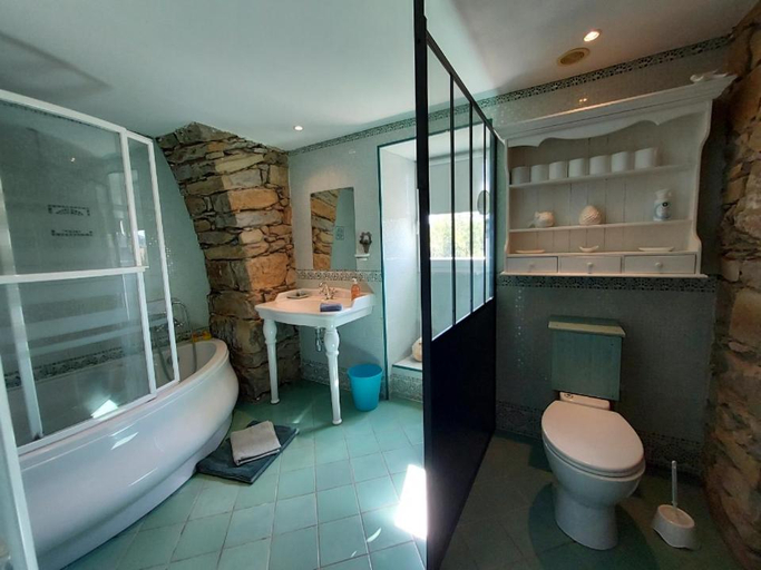 Bathroom, Chambre d'hotes LES LOUVES, Aveyron