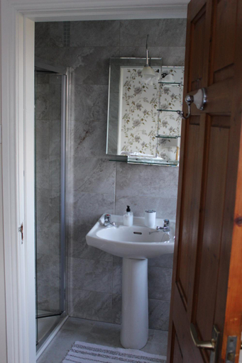 Bathroom, O' Sullivan's B & B