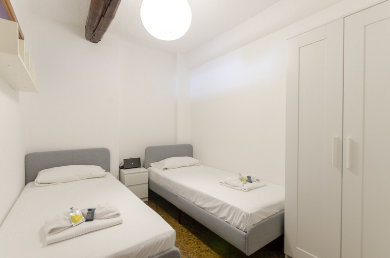 Room 4, JOIVY Sunny 2-Bed Flat Near Aquarium, Genova