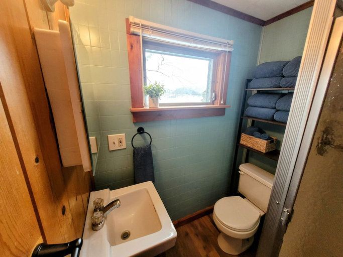 Bathroom, Winni Lakefront Cabin, Belknap