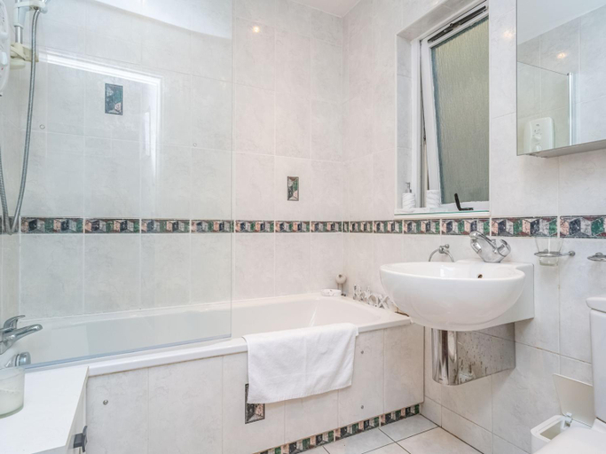 Bathroom, Stunning Flat with Sea View and Parking - Pass the Keys, Edinburgh