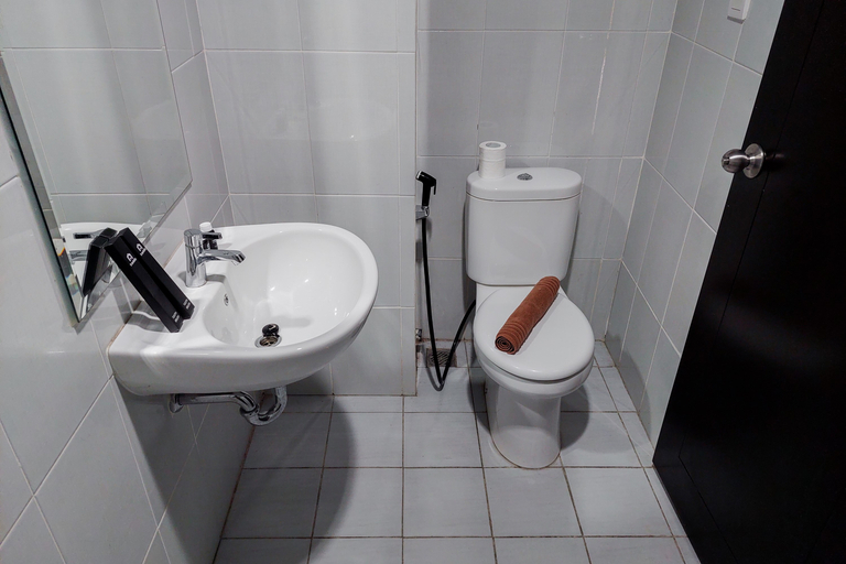 Bathroom 5, Warm and Cozy Studio at Casa De Parco Apartment By Travelio, Tangerang