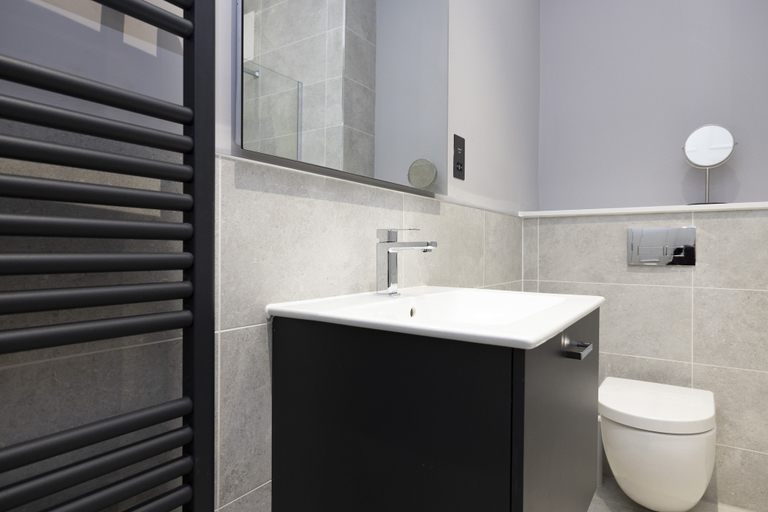 Bathroom 3, JOIVY Luxurious 2 Br Apt On Notable George Street, Edinburgh