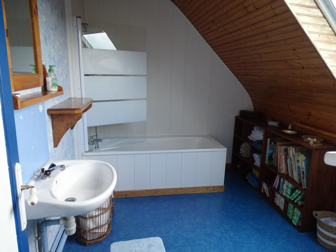 Bathroom 1, Chambres d'hotes de Kermerrien, Finistère
