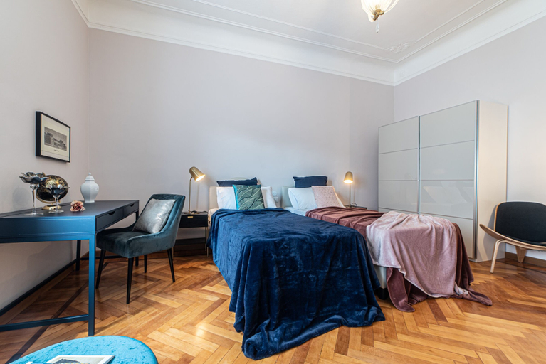 Room 2, JOIVY Sophisticated Flat W/ Desk, Milano