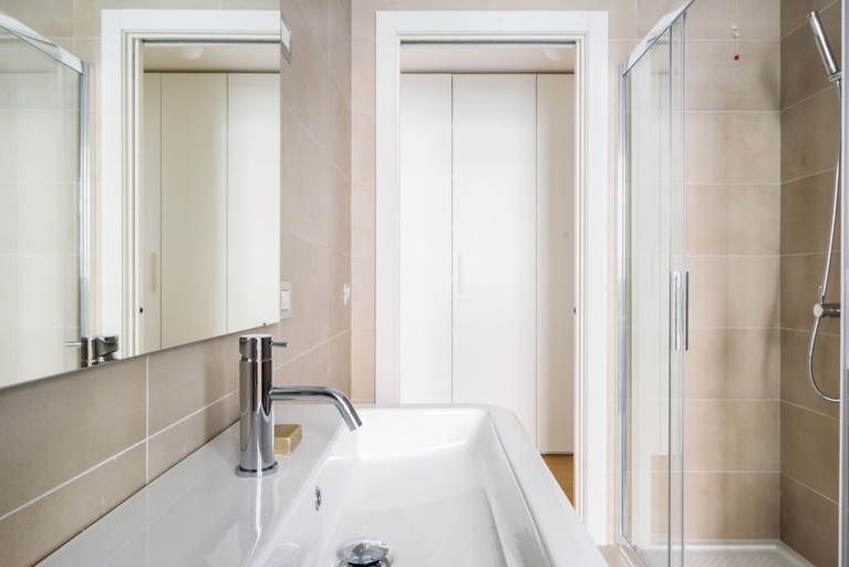 Bathroom 3, JOIVY Lovely 1-Bed W/Balcony & Parking, Milano