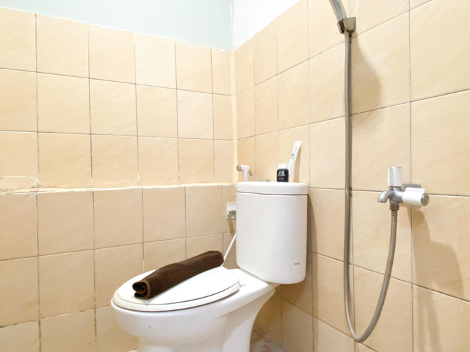 Bathroom 2, Great Choice and Comfortable 2BR at Green Pramuka City Apartment By Travelio, Jakarta Pusat