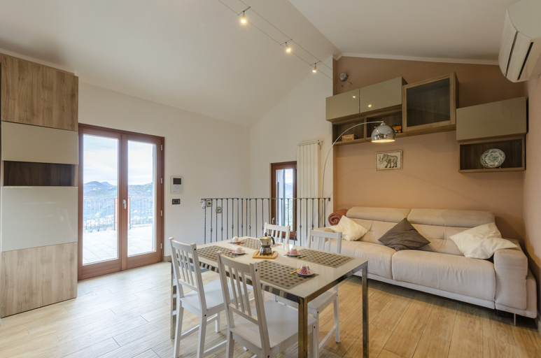 Living area 3, JOIVY Splendid Flat W/Terrace & Magnificent View, Genova
