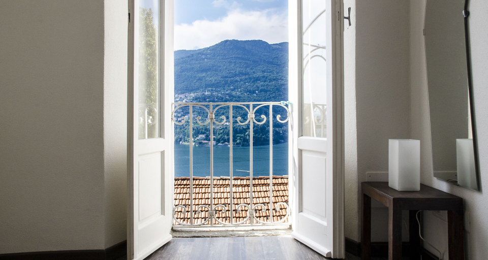 Room 5, JOIVY Stunning 2-BR Flat w/ Balcony, Como