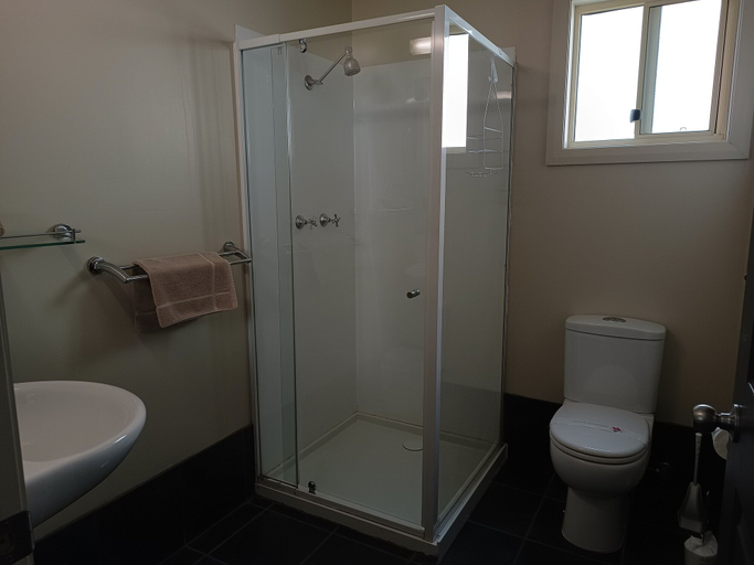 Bathroom 3, Lithgow Tourist and Van Park, Lithgow