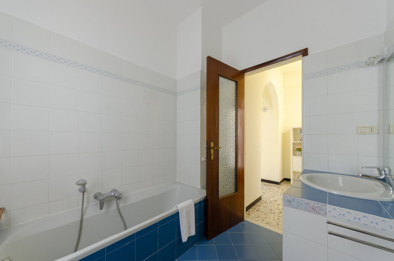 Bathroom 4, JOIVY Family Flat W/3 Balconies, 10 Min To Beach, Genova