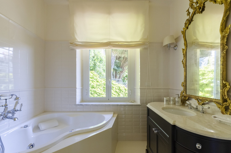 Bathroom 2, JOIVY Splendid Villa With Orange Trees And Stunning View, Genova