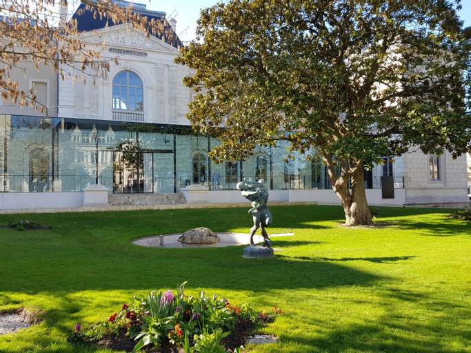 Others 3, La maison Virginie appartements de 1 a 5 pers cosy hyper centre, cour, parking, linge, fibre, proxim, Loiret