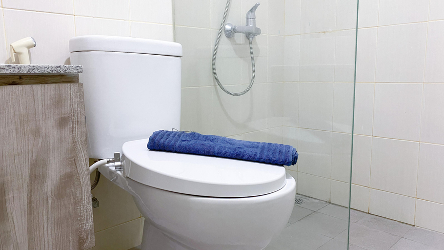 Bathroom 5, Comfort and Minimalist Studio at Amethyst Apartment By Travelio, Central Jakarta