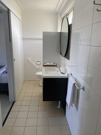 Bathroom 3, The Seaview Tavern Motel, Coffs Harbour - Pt B