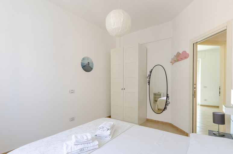 Room 4, JOIVY Apt For 6, Near Centre, Beach And Train Station, Genova