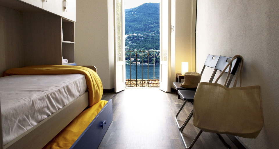 Room 4, JOIVY Stunning 2-BR Flat w/ Balcony, Como